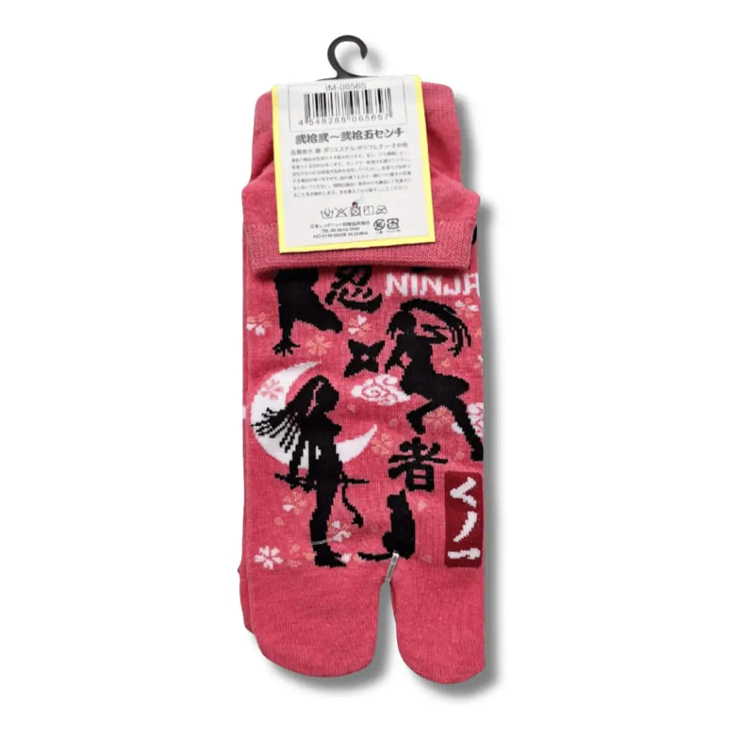 Rosafarbenes Paar kurze japanische Tabi Sneaker-Socken mit schwarzem Kunoichi-Ninja-Frauensilhouette-Druck, Kirschblüten und Shuriken. #farbe_Rosa