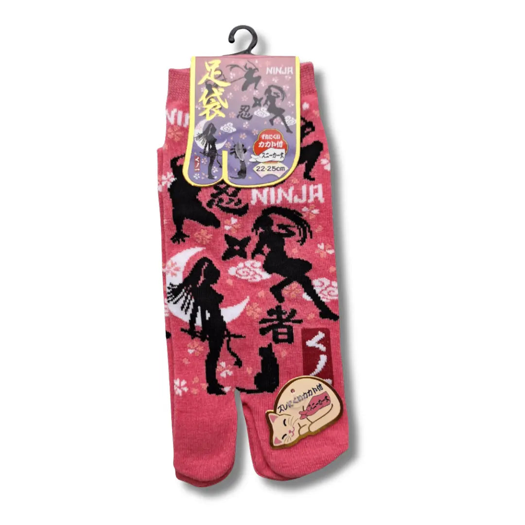 Nahaufnahme eines rosa Paares kurzer japanischer Tabi Sneaker-Socken mit Kunoichi-Ninja-Motiv. #farbe_Rosa