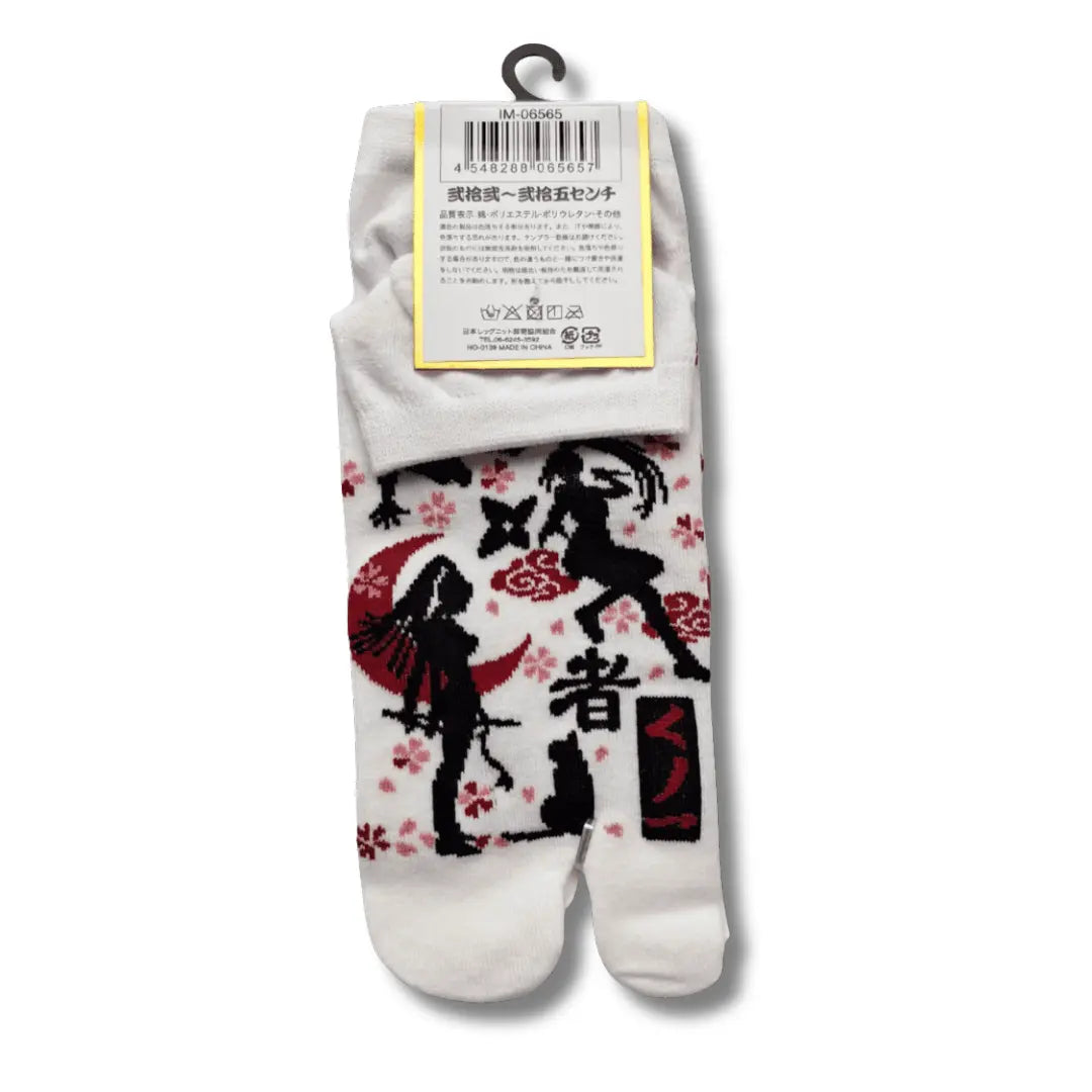 Weißes Paar kurze japanische Tabi Sneaker-Socken mit schwarzem Kunoichi-Ninja-Frauensilhouette-Druck, Kirschblüten und Shuriken. #farbe_Weiß