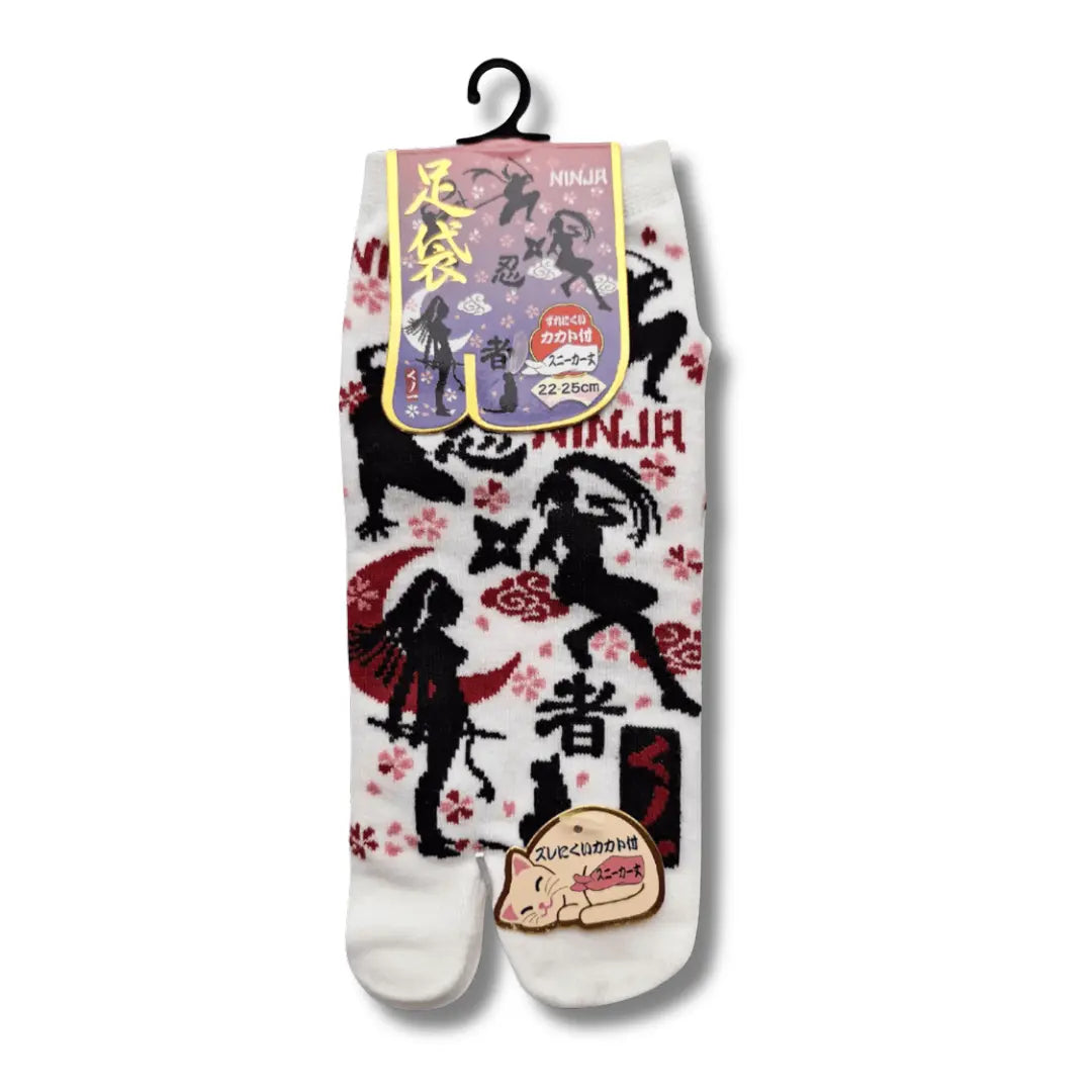 Nahaufnahme eines weißen Paares kurzer japanischer Tabi Sneaker-Socken mit Kunoichi-Ninja-Motiv. #farbe_Weiß
