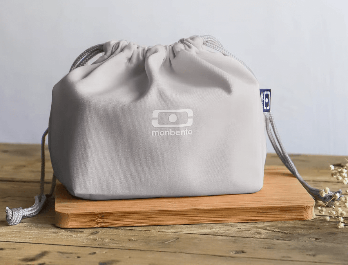 Graue monbento Tasche auf einem Tisch #farbe_Grau