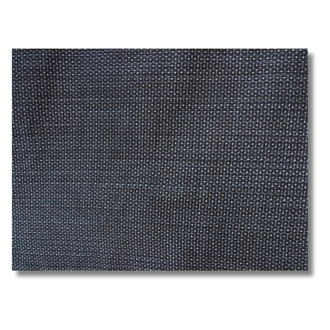 Makroaufnahme des Webmusters in Blaugrau mit kleinem Fleck
