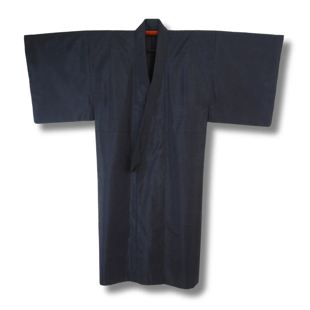 Nachtblauer Vintage Herren-Kimono aus Japan mit feinem Streumuster, Frontansicht