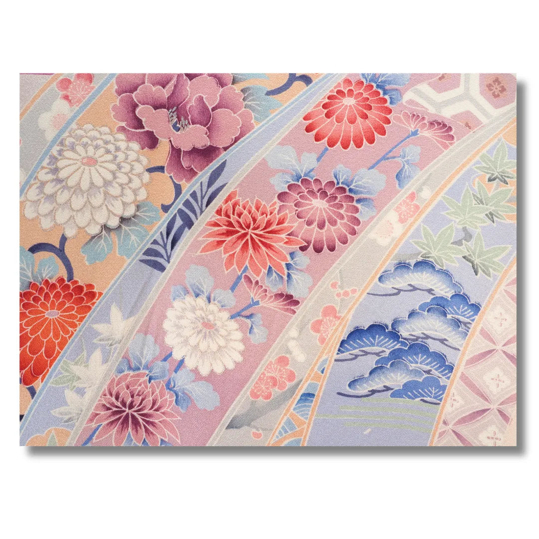 Nahaufnahme der Chrysanthemen und Pflaumenblüten in Rosa, Blau und Korall auf Furisode
