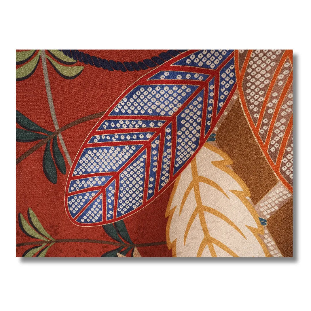 Nahaufnahme der Herbstblätter mit Goldfaden-Stickerei auf rotbraunem Furisode-Stoff