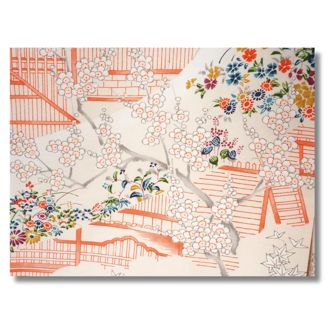 Nahaufnahme des Musters: japanische Pavillons und Blumenarrangements in Korallrot und Pastell
