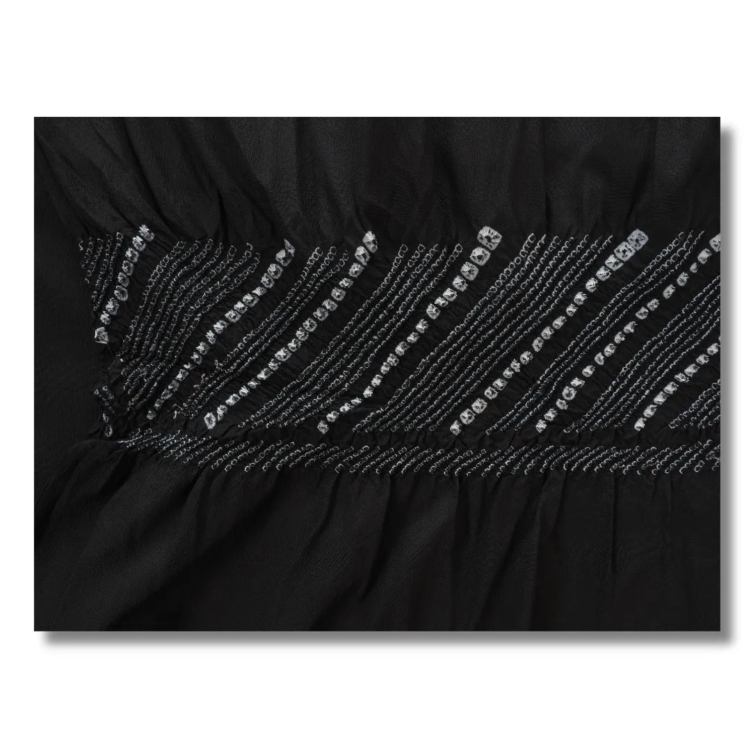 Nahaufnahme des Shibori-Musters mit diagonalen Streifen aus hellen Punkten