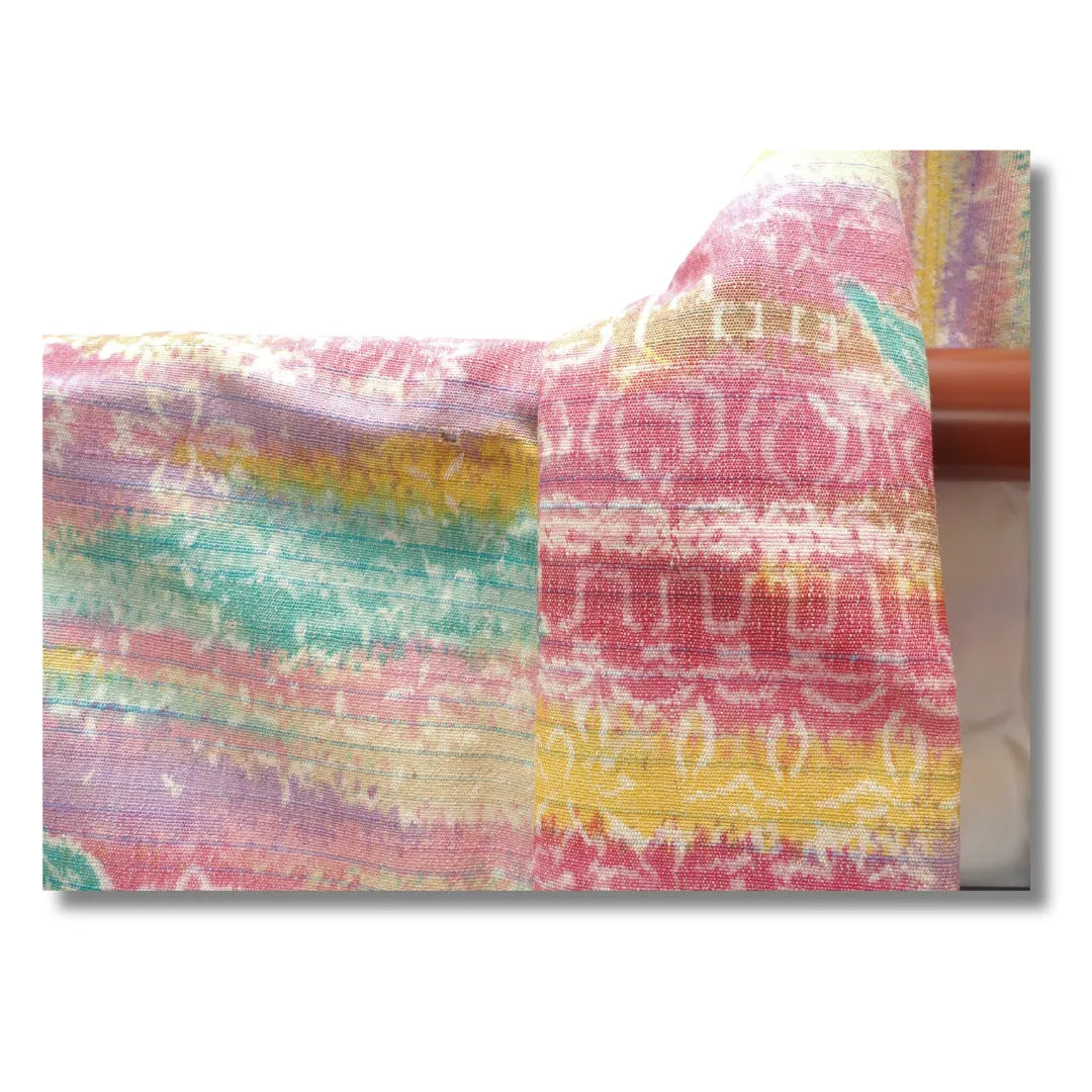 Nahaufnahme des aquarellartigen Farbverlaufs in Pink, Türkis und Gelb am Saum