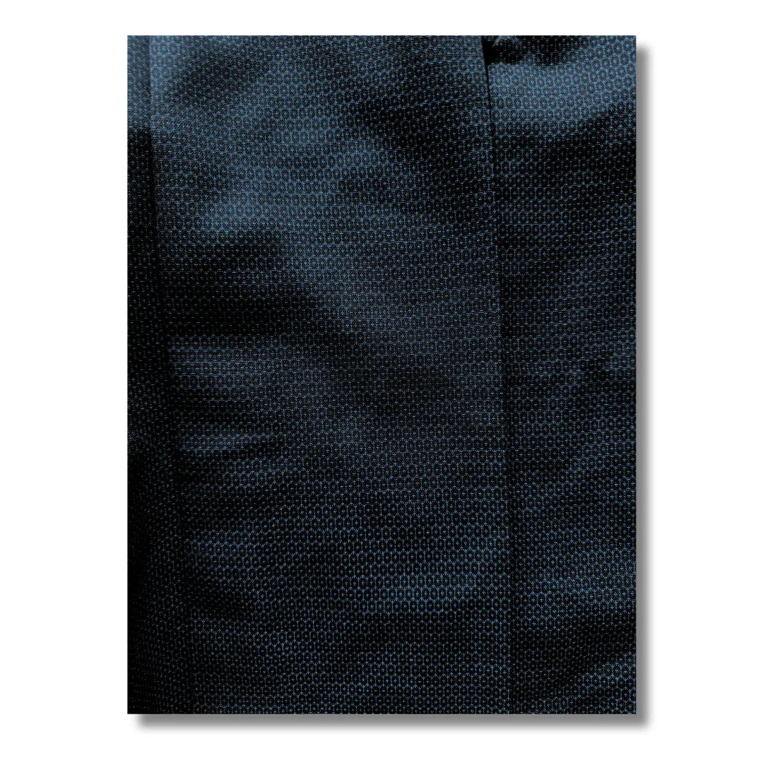 Nahaufnahme des dunkelblauen Kimono Stoffs