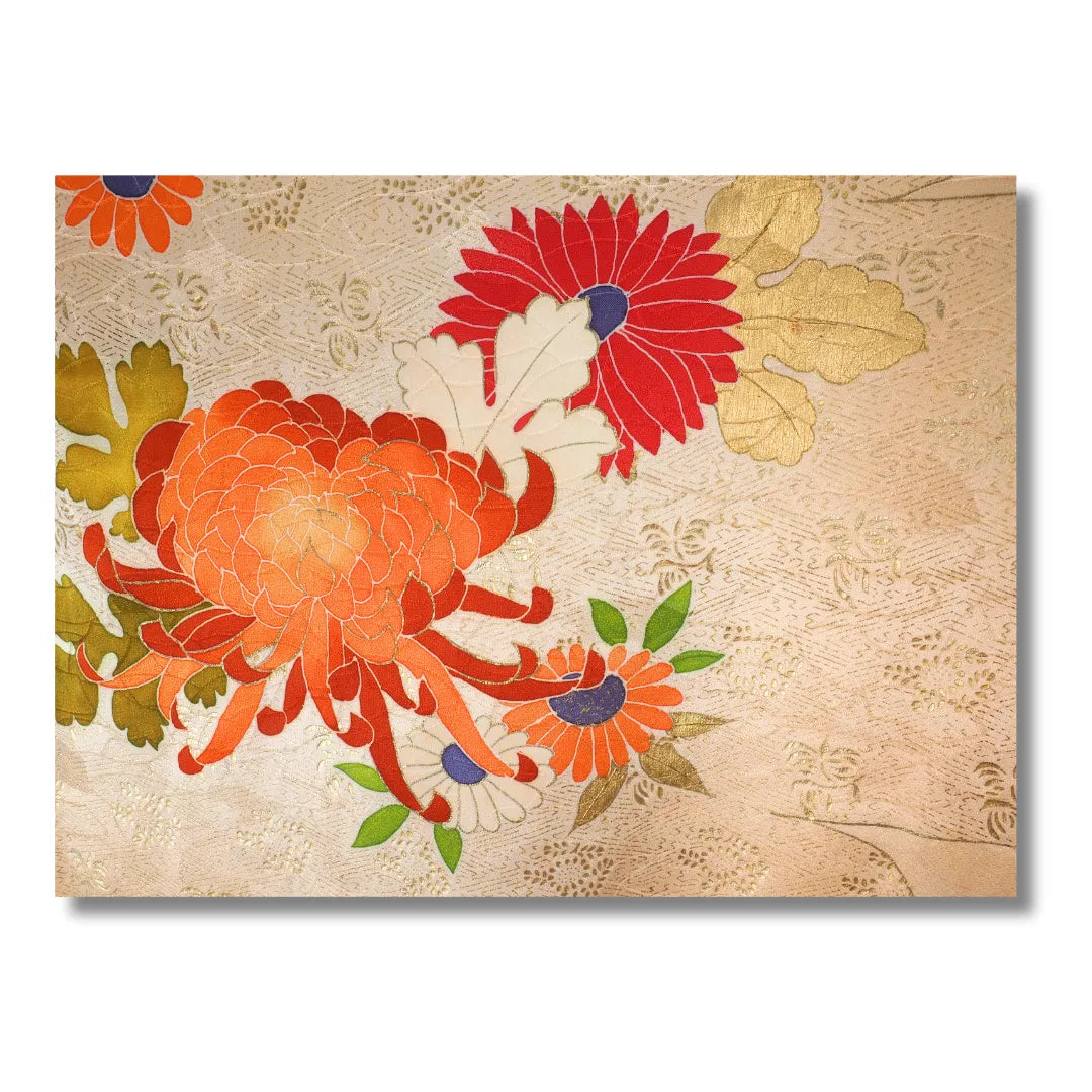 Nahaufnahme des handbemalten Blumenmusters: Chrysanthemen und Herbstblumen auf Rosegold mit Goldprägung