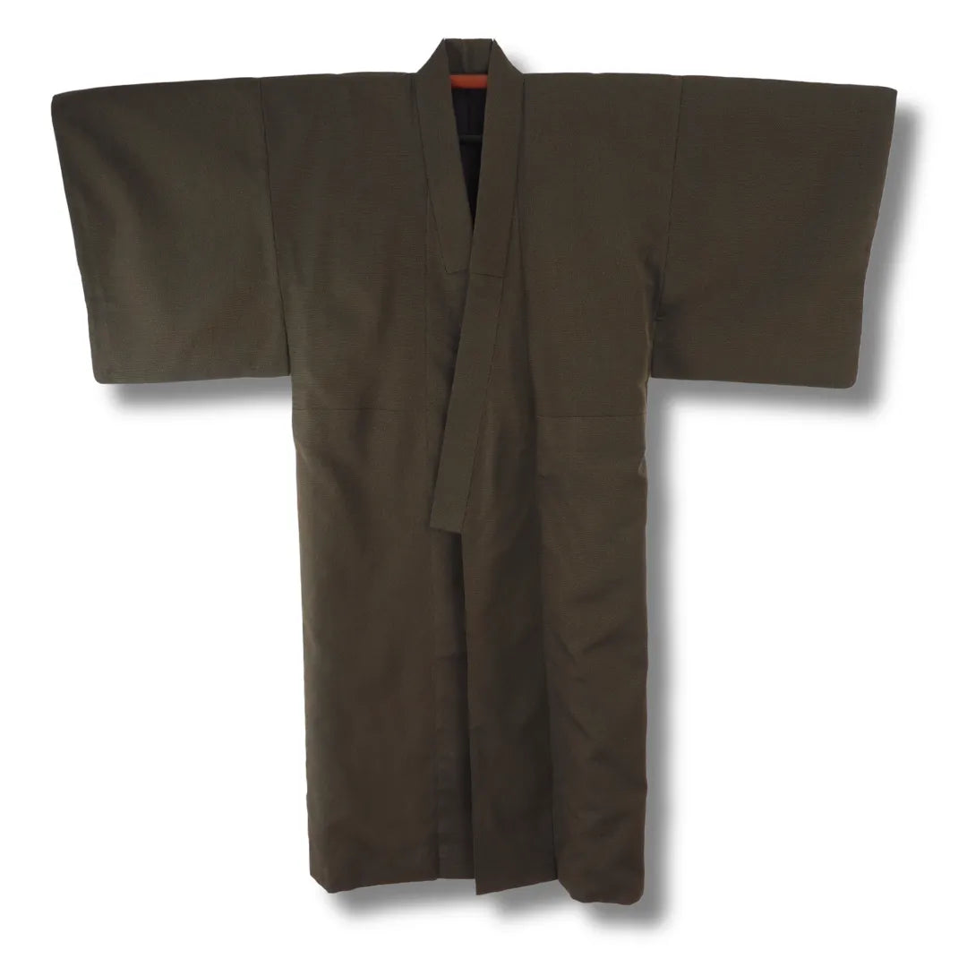 Olivbrauner Vintage Herren-Kimono aus Japan mit feinem Webmuster, Frontansicht