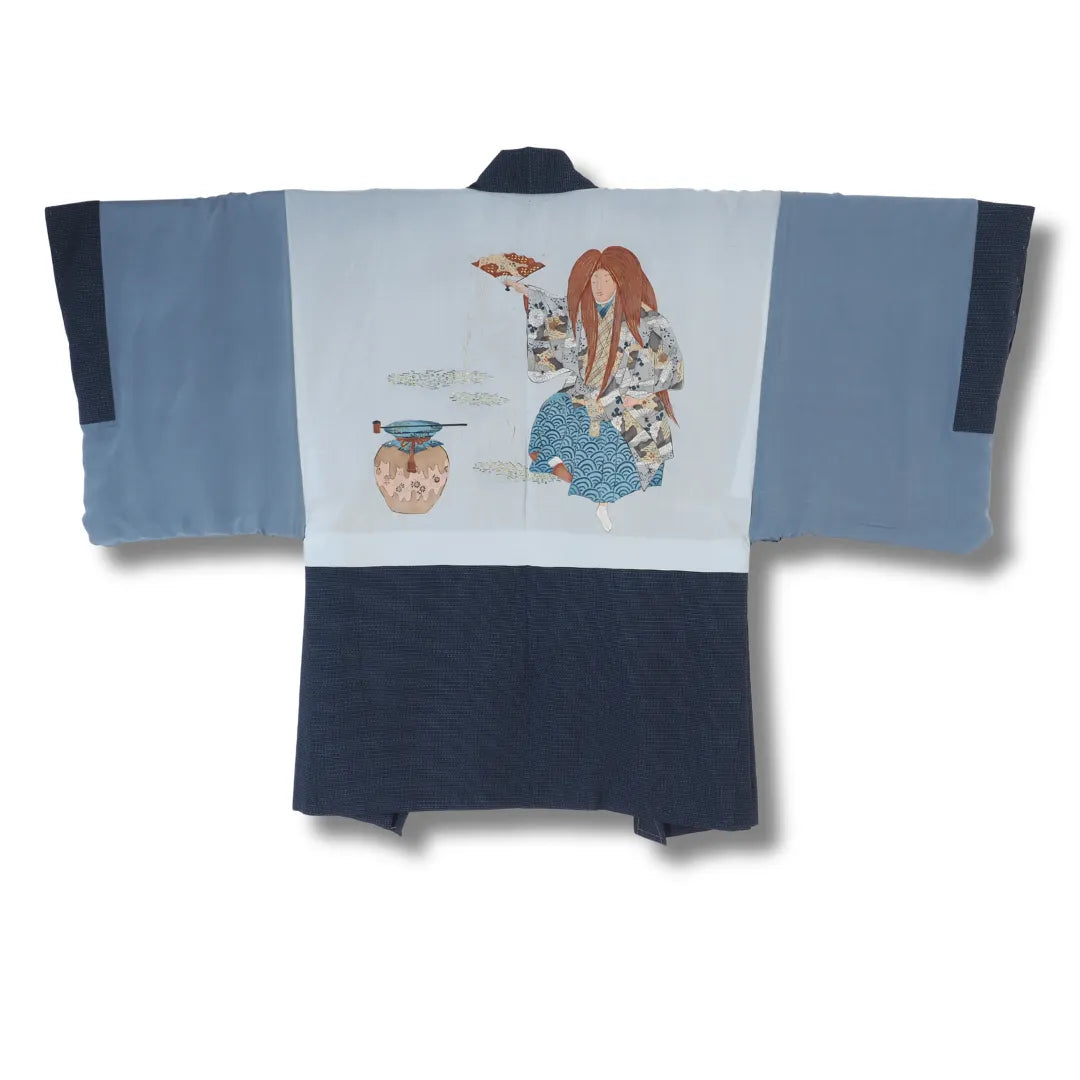 Rückansicht des Haori mit sichtbarem handgemaltem Figurenmotiv auf hellblauem Grund (Haori auf links gedreht)
