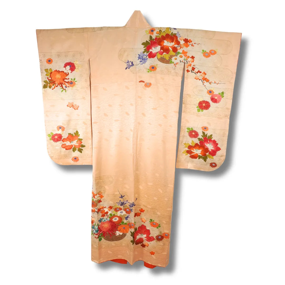 Rückansicht des Vintage Furisode in Rosegold, aufwendiges Blumenmuster über gesamte Fläche