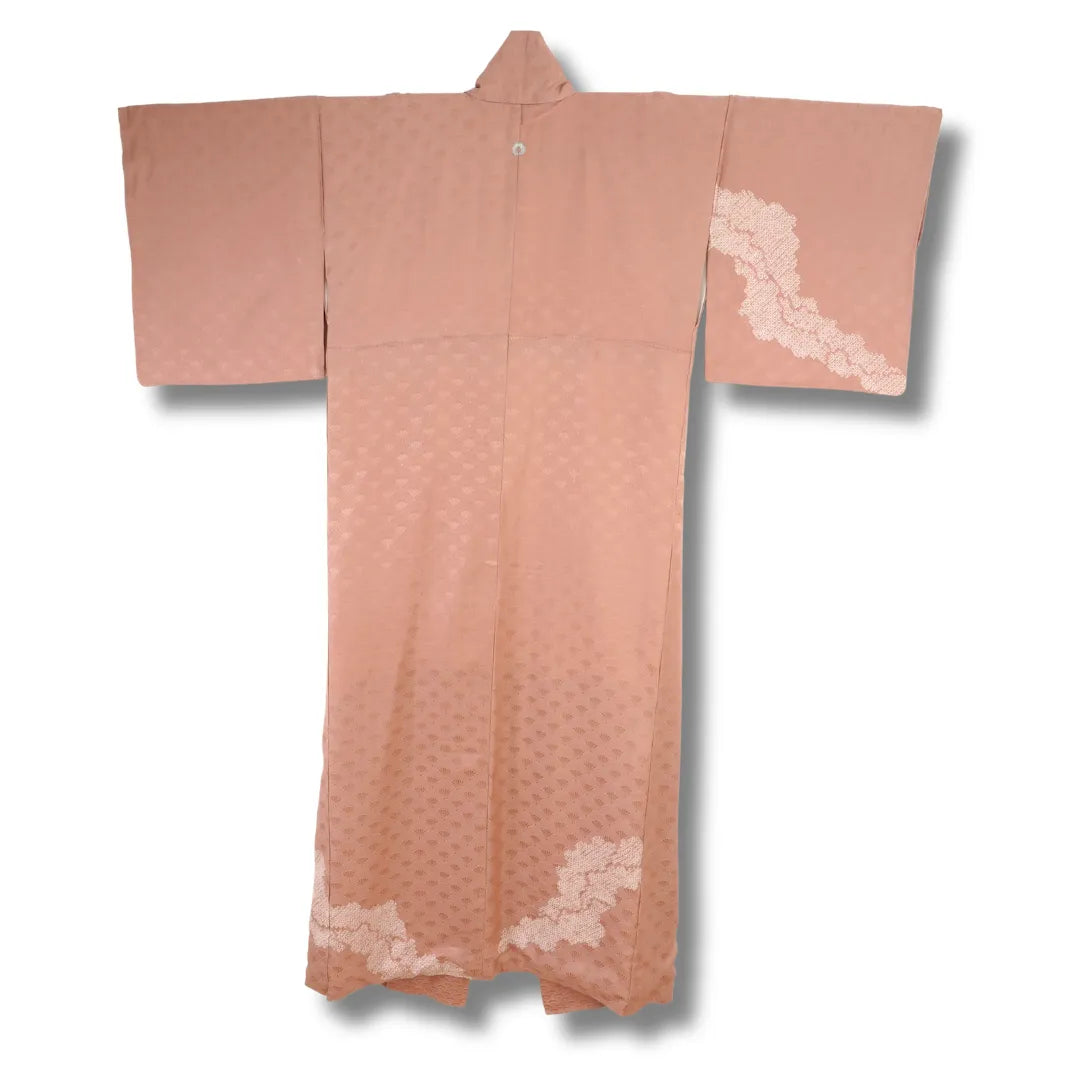 Rückansicht des altrosa Vintage-Kimono mit Shibori-Band auf der Schulter und am Saum