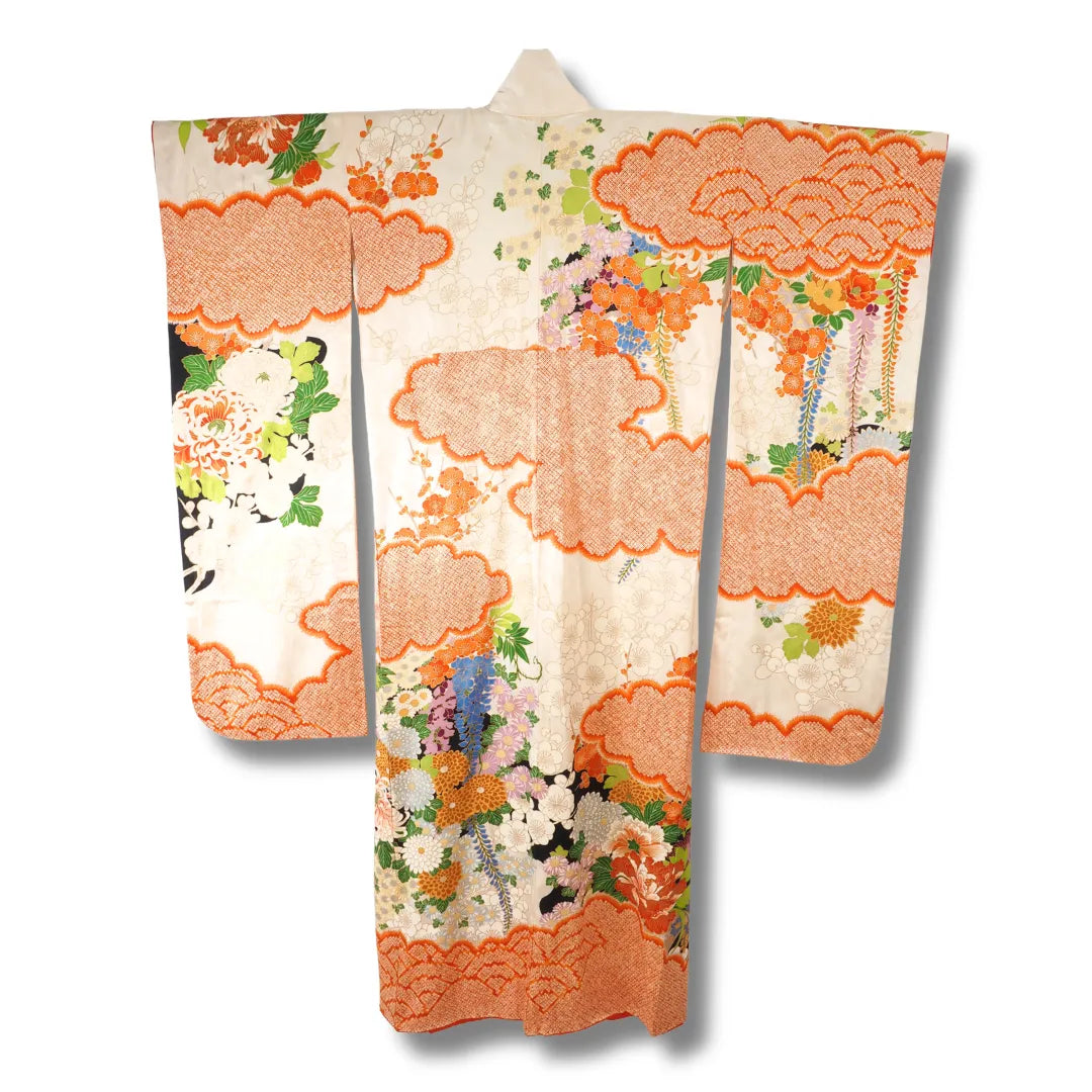 Rückansicht des cremefarbenen Furisode mit durchgehendem Wolken- und Blumenmuster