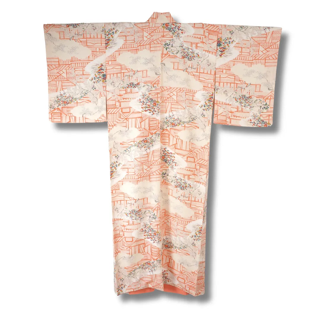 Rückansicht des cremefarbenen Vintage Kimonos mit japanischen Häusern und Blumen im Meisho-e-Stil