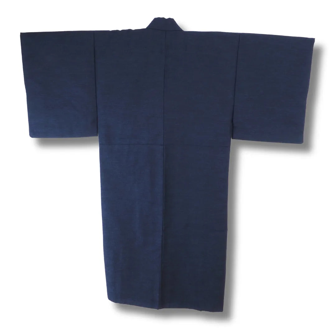 Rückansicht des dunkelblauen Herren-Kimonos, klassischer Schnitt