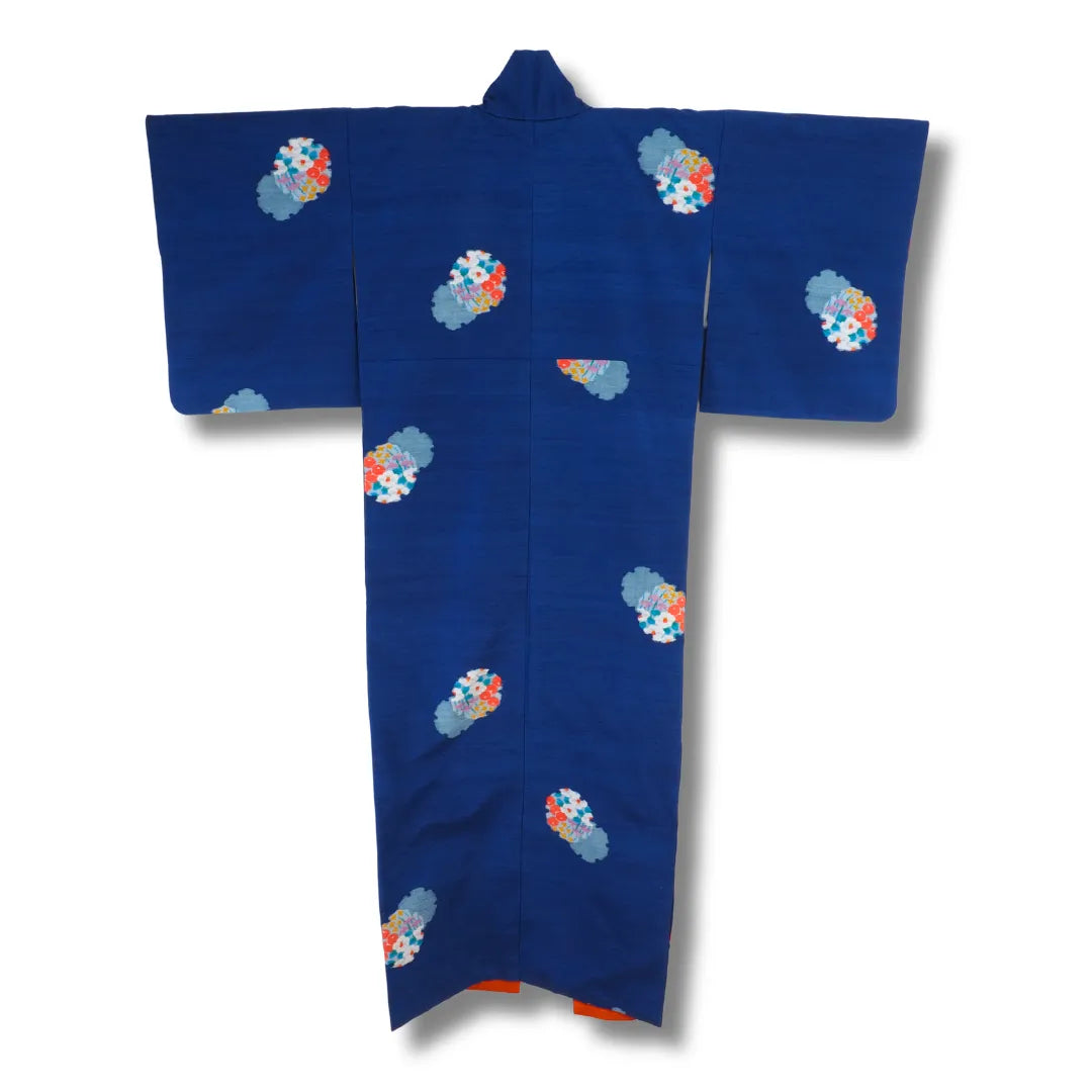 Rückansicht des dunkelblauen Vintage Komon-Kimono mit verteiltem Blütenmuster