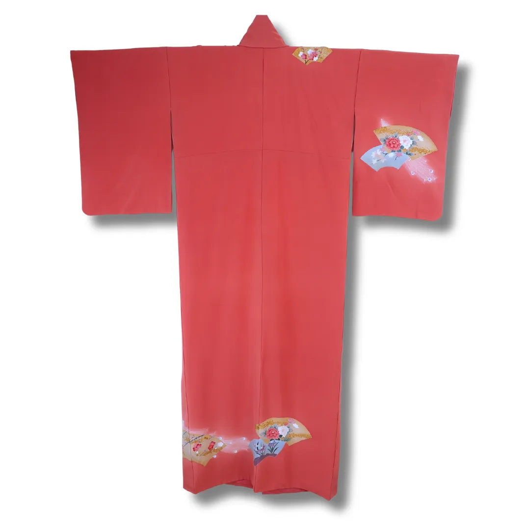 Rückansicht des dunkelrosa Homongi-Kimono mit Fächermotiv auf Schulter und Saum