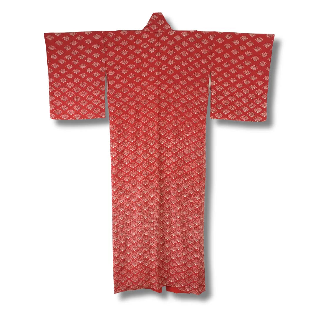 Rückansicht des dunkelroten Vintage Komon-Kimonos, durchgehendes Fächermuster sichtbar