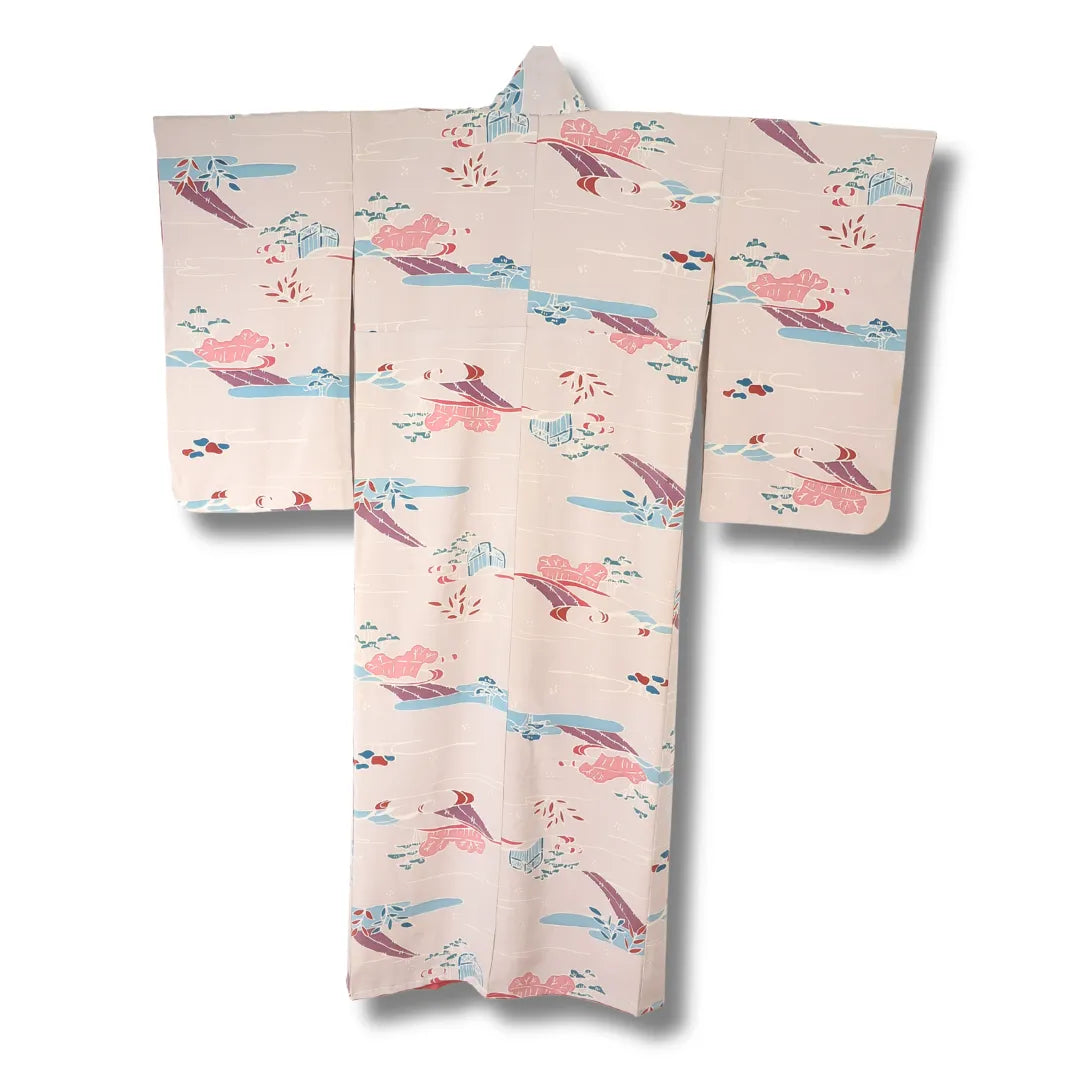 Rückansicht des hellilafarbenen Vintage Kimonos mit flächendeckendem Landschaftsmuster