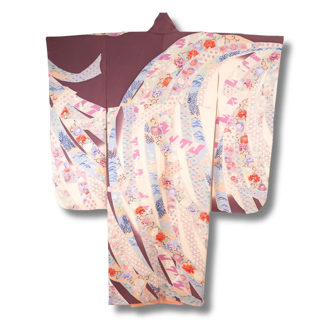 Rückansicht des lila-cremefarbenen Furisode mit durchgehendem diagonalem Streifenmuster