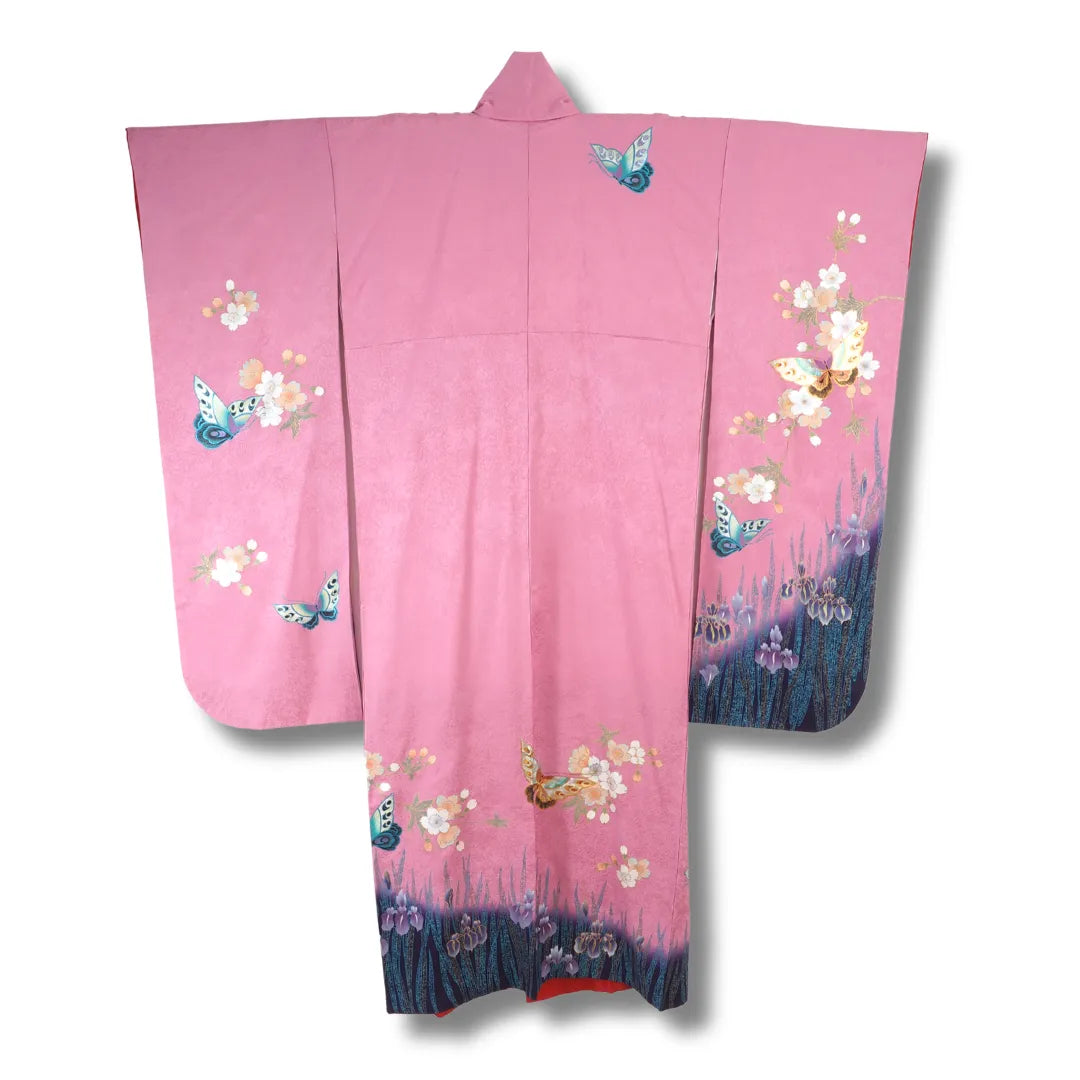 Rückansicht des pinken Vintage Kimonos mit durchgehendem Farbverlauf und Schmetterlingsmuster