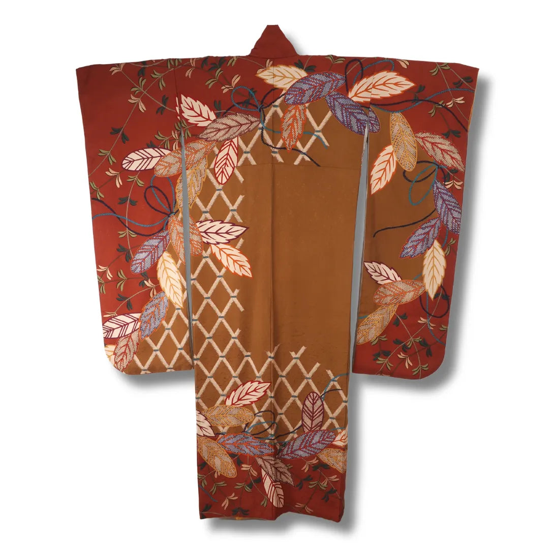 Rückansicht des rotbraunen Furisode mit durchgehendem Herbstblätter-Muster