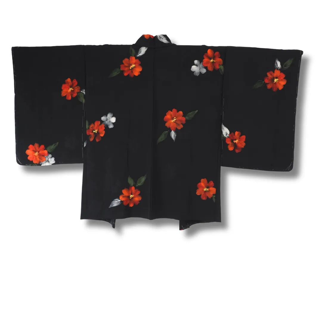 Rückansicht des schwarzen Vintage Haori, durchgehendes rotes Blumenmuster sichtbar