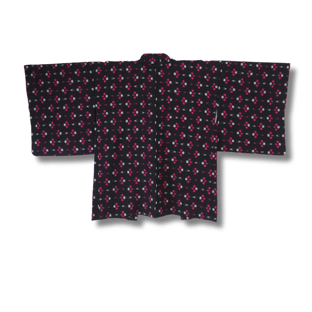 Rückansicht des schwarzen Vintage Haori mit pink-weißem geometrischem Muster