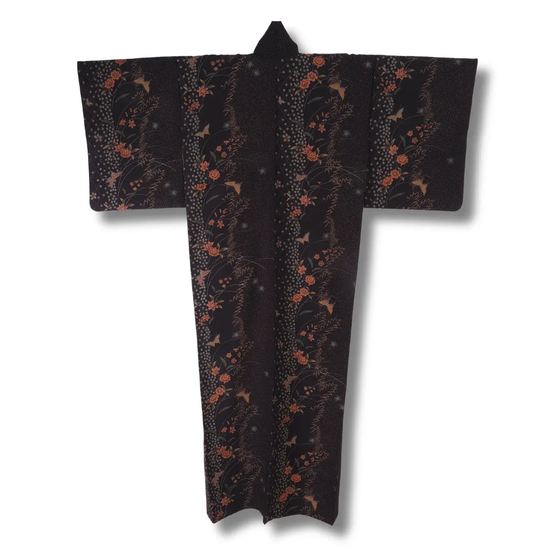 Rückansicht des schwarzlila Vintage Komon-Kimonos mit durchgehenden Blütenranken und Streupunkten