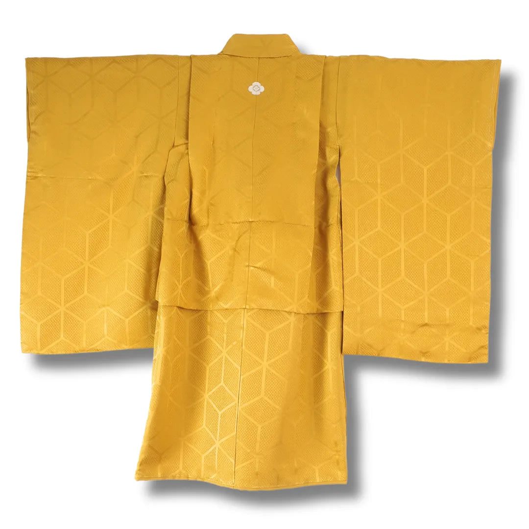 Rückansicht des senfgelben Vintage Kinder-Kimono mit weißem Wappen auf dem Rücken