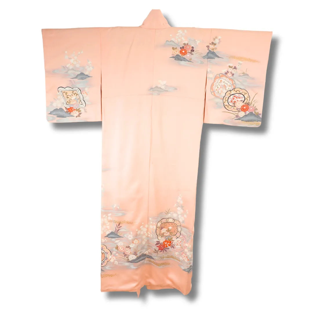 Rückansicht des zartrosa Vintage-Kimono mit Blütenmotiv auf Schulter und Saum
