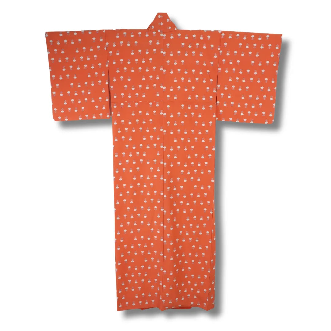 Rückansicht des ziegelroten Vintage Komon-Kimono mit gestreutem Blütenmuster