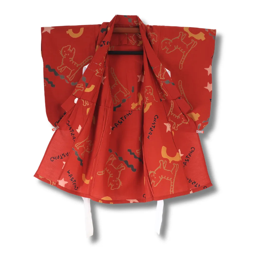 Roter Kinder-Kimono aufgehängt und geöfnet, Gesamtansicht des verspielten Katzenmotivs