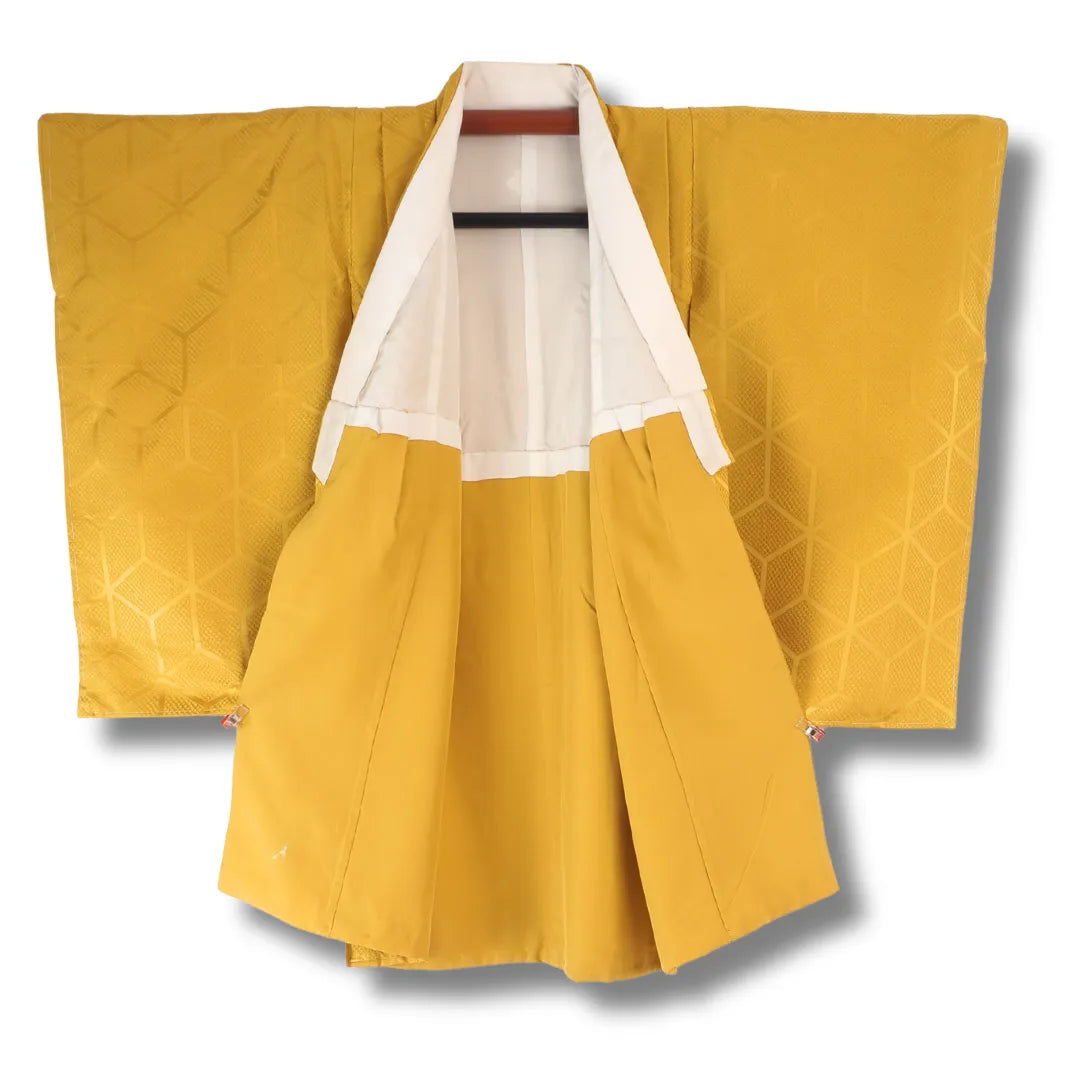 Senfgelber Kinder-Kimono mit weißem Kragen, geöffnet