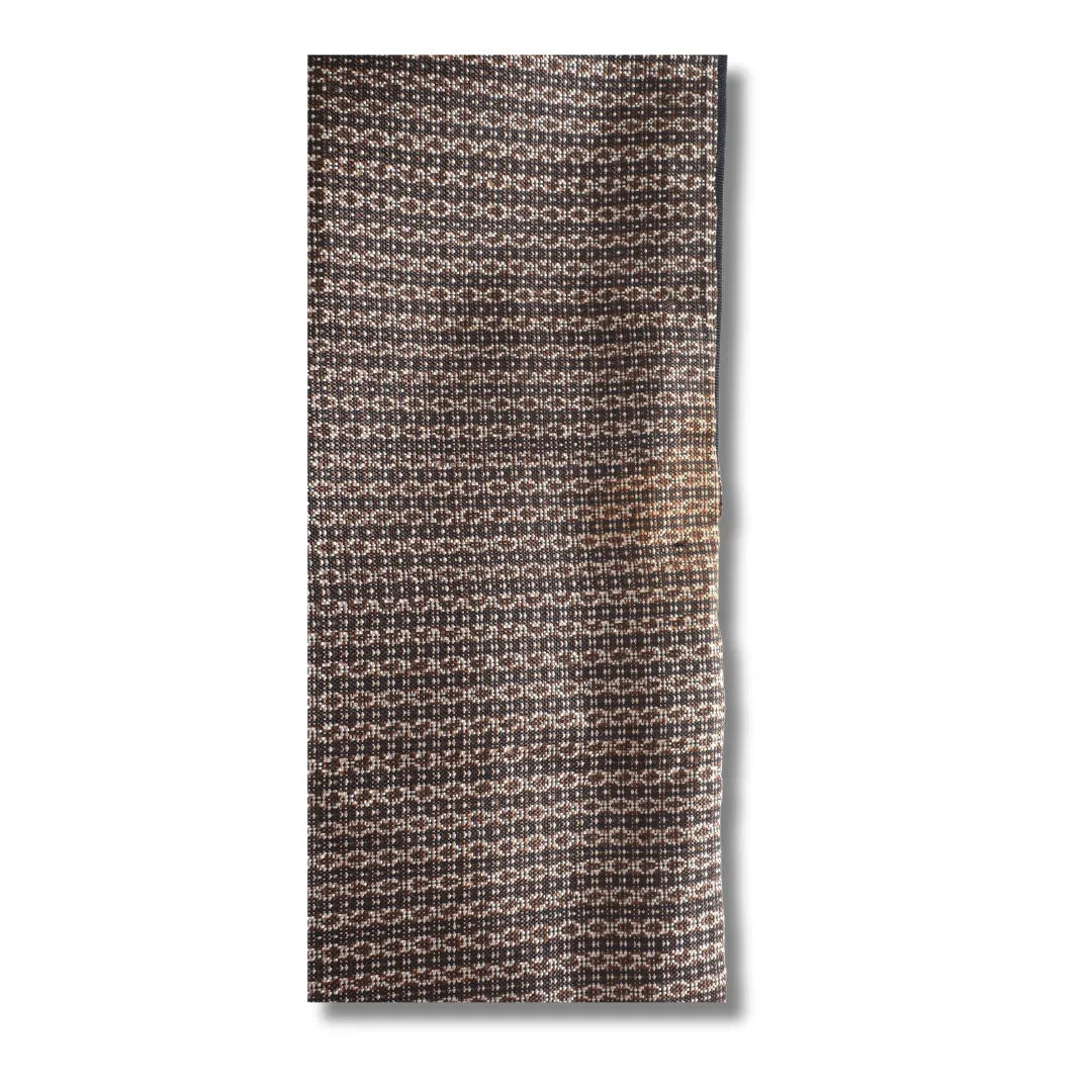 Stoffbahn des Herren-Kimono mit feinem gewebtem Rastermuster und Fleck