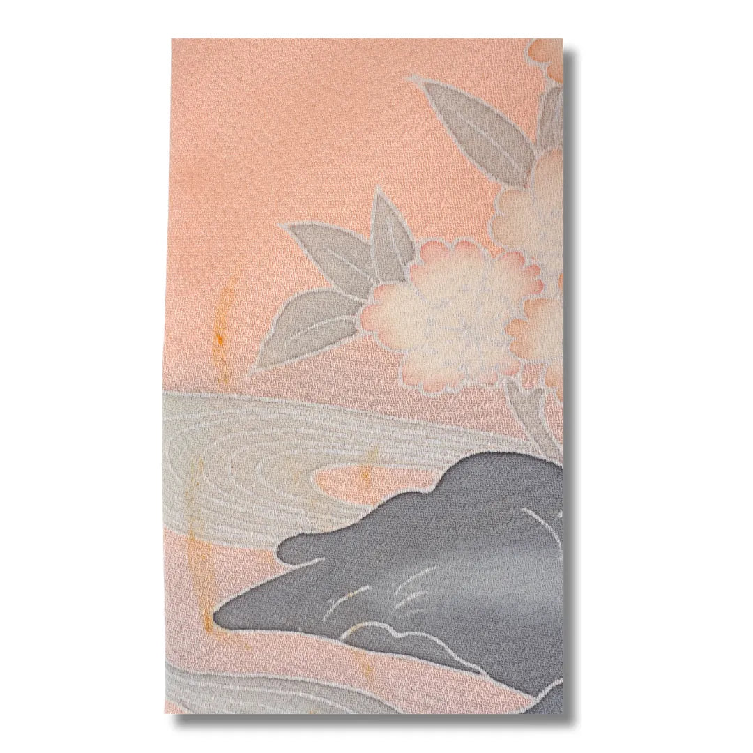 Stoffdetail des Kimono: Blüten in Rosa und Weiß mit grauen Formen auf rosa Grund
