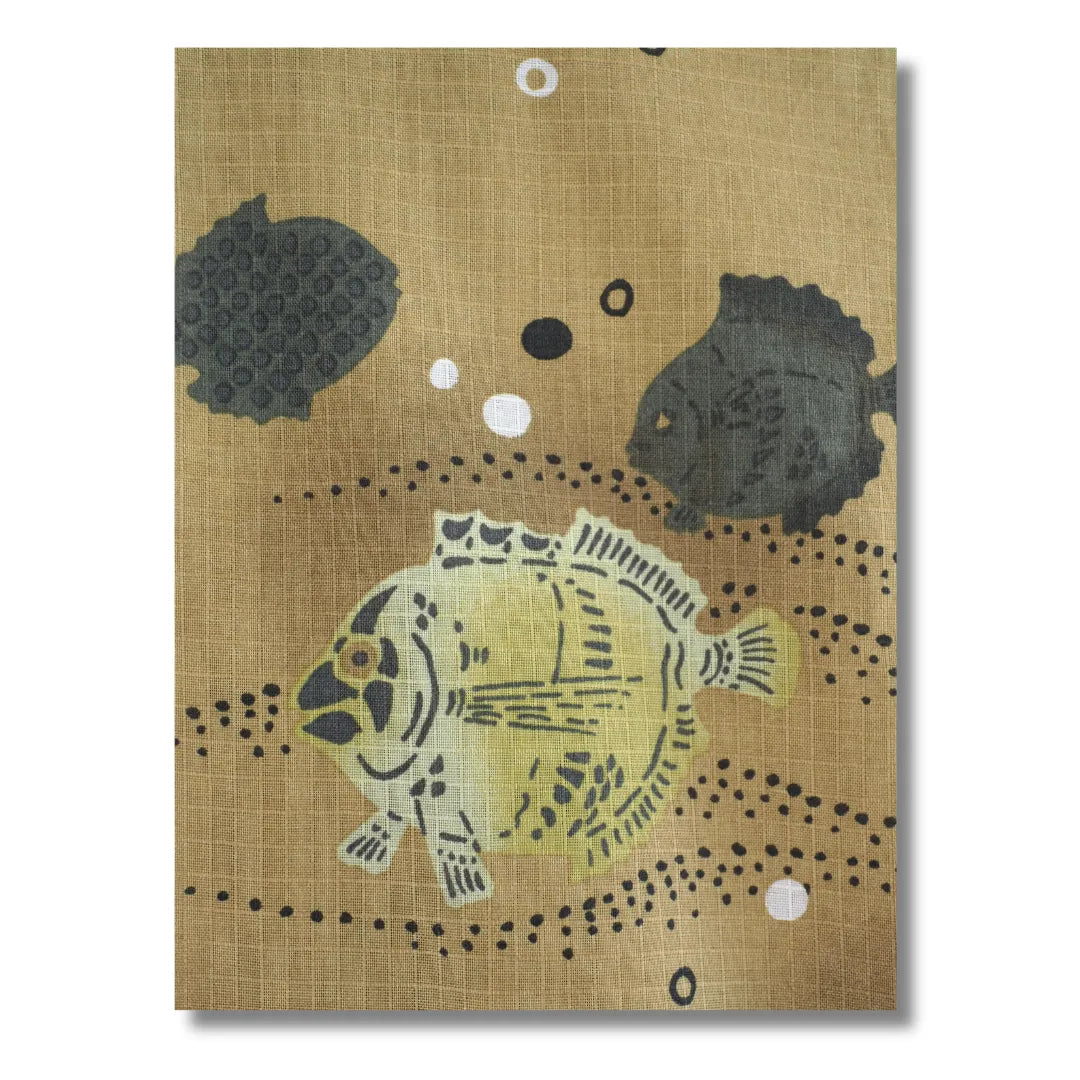 Stoffdetail des Kinder-Yukata: anthrazitfarbene Fische mit Luftblasen auf Khaki