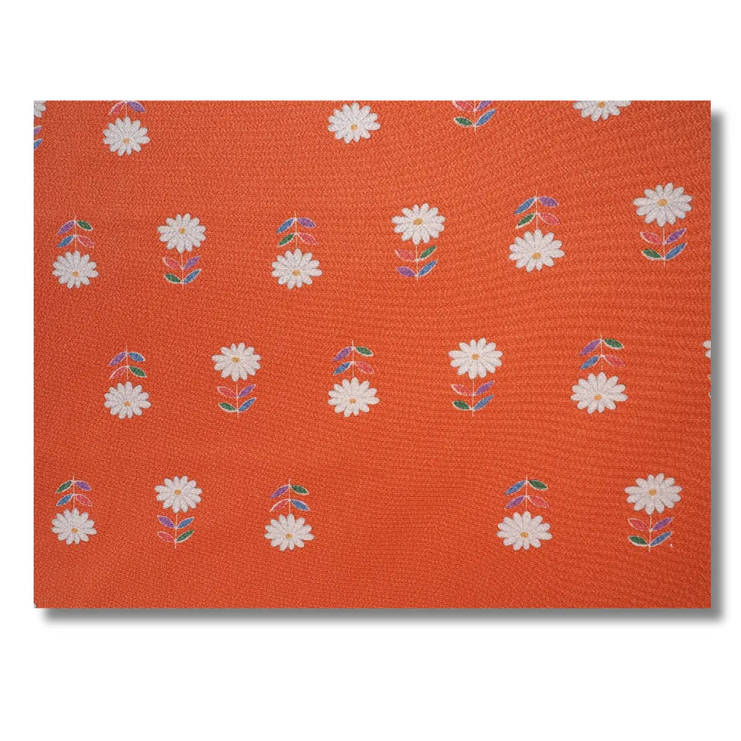 Stoffdetail des Komon-Kimono: weiße Blüten mit grauen Blättern auf rotem Grund