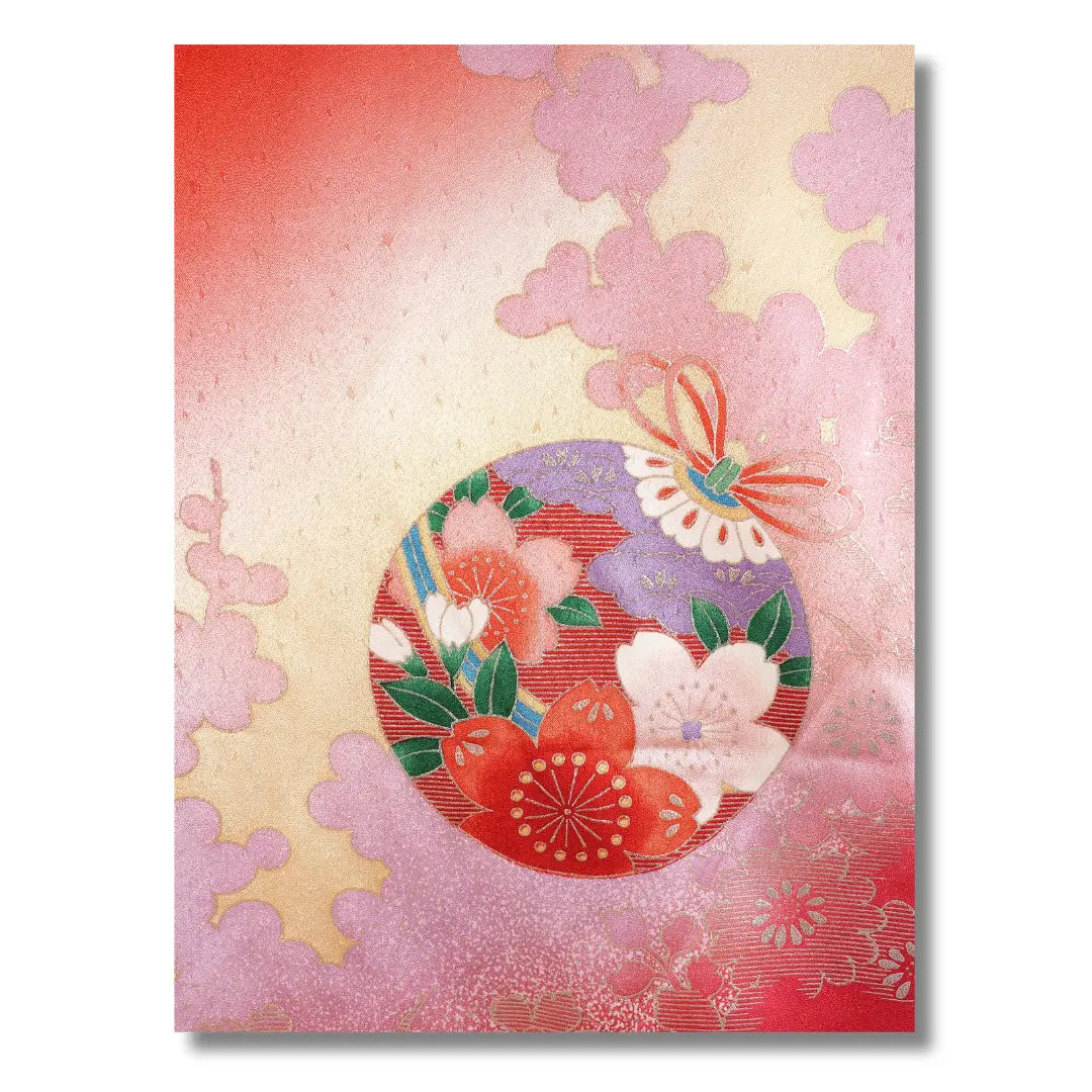 Traditionelles Motiv mit Temari-Kugel und Blumen auf einem Vintage Furisode