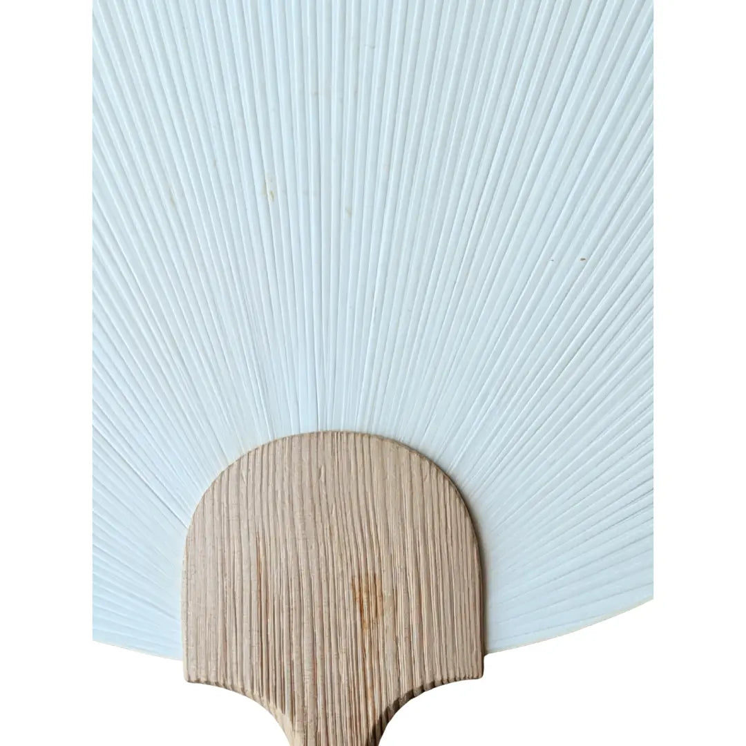 Detail des Vintage Uchiwa Fächers aus Japan mit weißer Bespannung und Bambusgriff