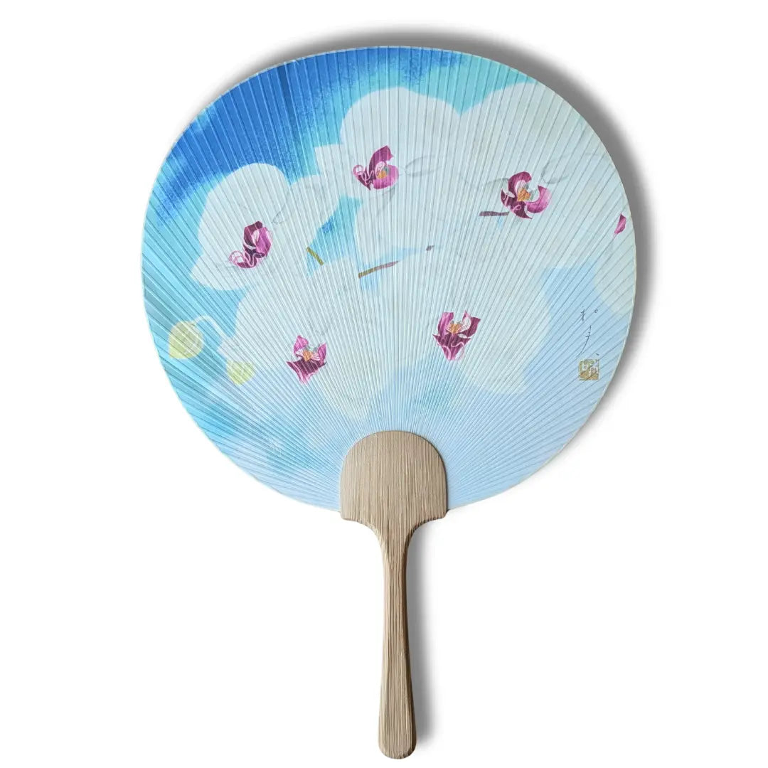 Vintage Uchiwa Fächer aus Japan mit weißen und violetten Orchideen auf blauem Hintergrund