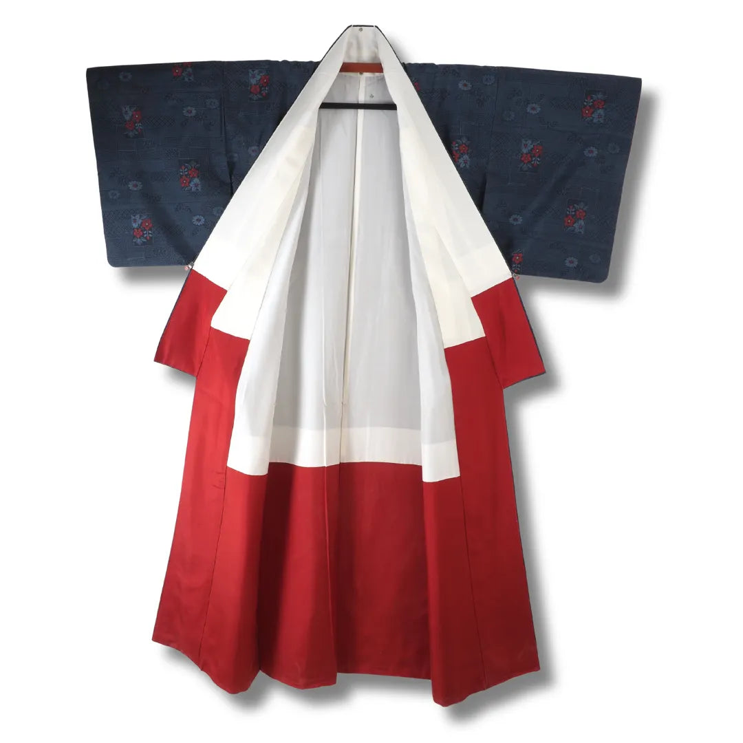 Kimono geöffnet mit sichtbarem Innenfutter in Rot (Saum) und Weiß