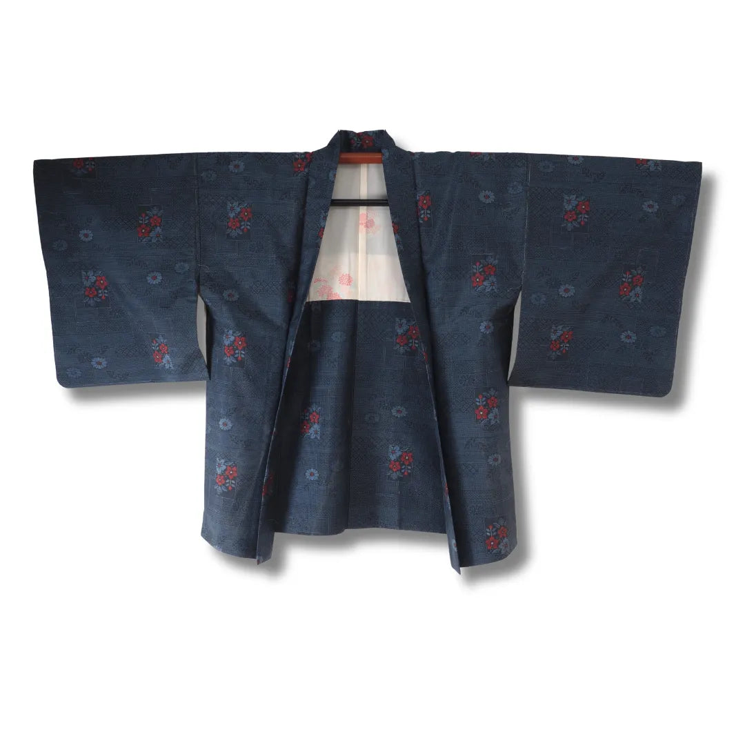 Haori kurz geschnittene Jacke Vorderansicht mit Blumenmotib