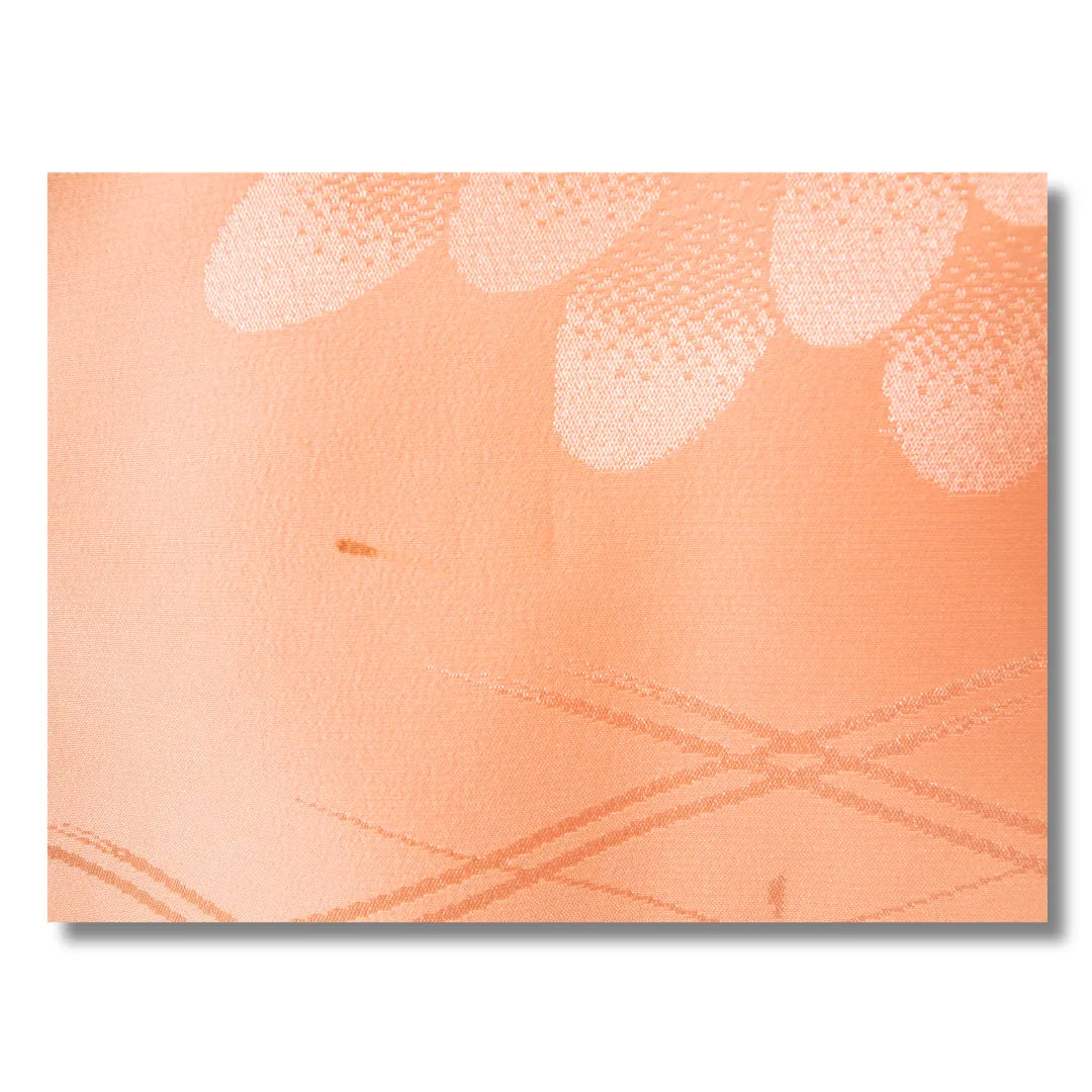 Detailaufnahme des eingewebten Blumenmusters im Stoff, mit kelnem Fleck