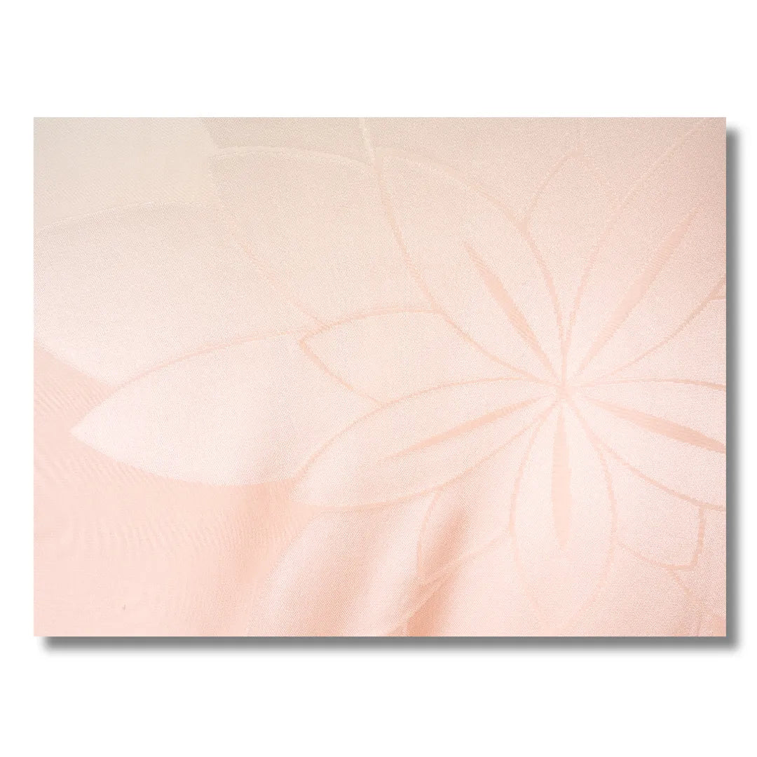 Stoffdetail Blumenmotiv auf dem Vintage Damen Furisode Unterkimono