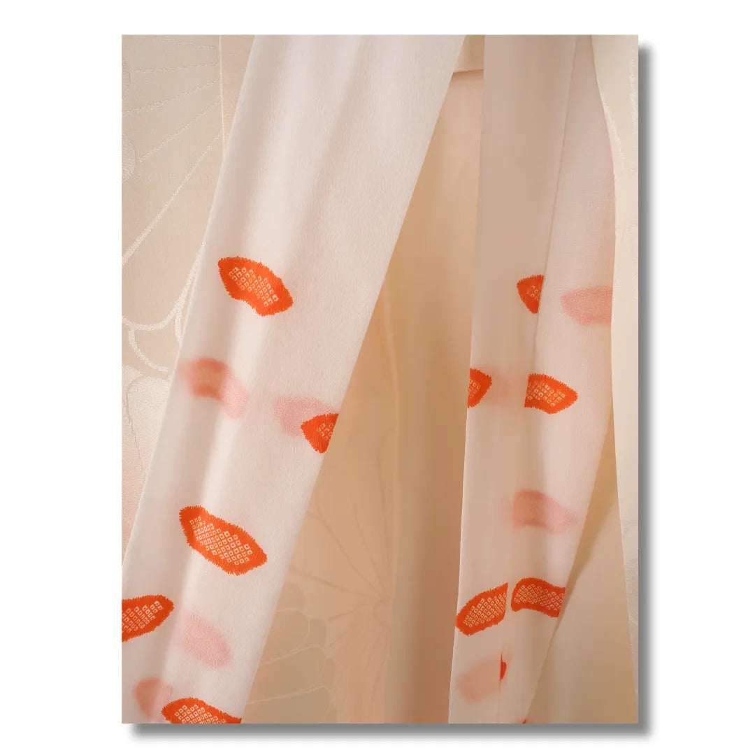 Detailaufnahme der orangefarbenen Blütenmotive am Juban mit Shibori