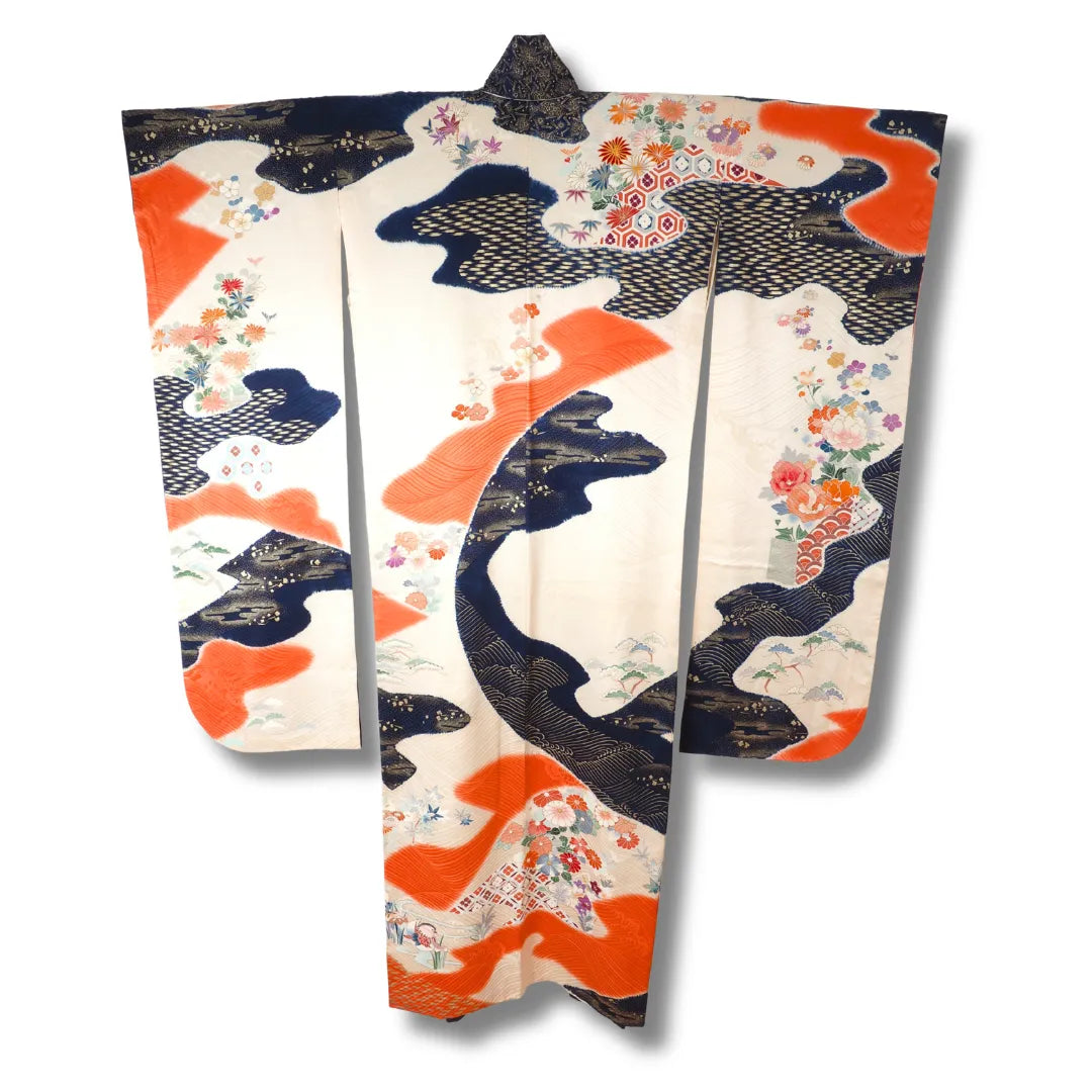 Rückseite des Furisode mit großflächigem Wellenmuster in Dunkelblau und Orange.