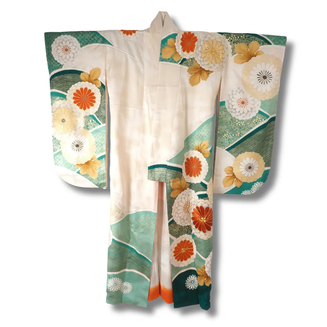 Vintage Furisode Kimono cremeweiß mit Chrysanthemen Vorderansicht